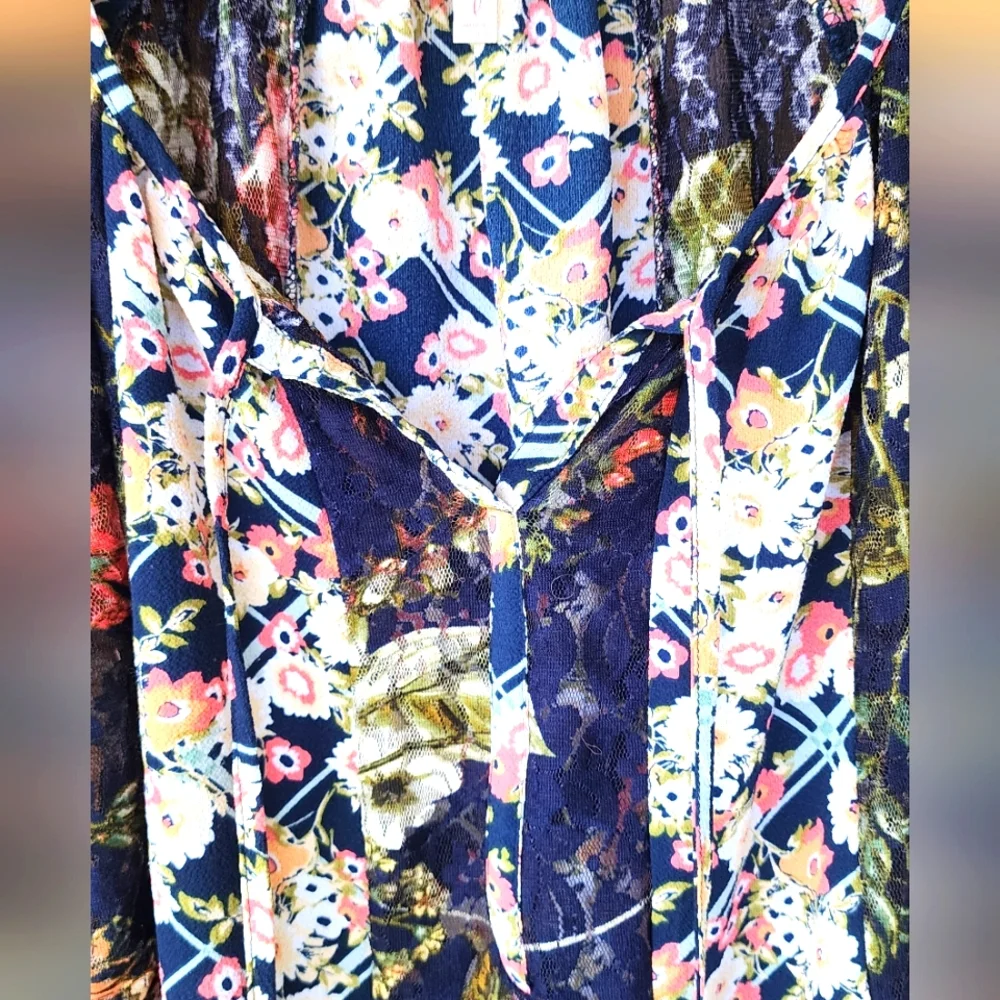 Fig And Flower Ladies Floral Blouse - Picture 3 of 5